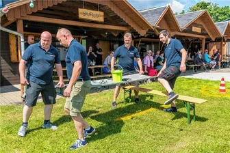 Kameraden messen Kräfte beim Sommerfest in Deutscheinsiedel - Möglichst wenig Wasser sollte aus einem Eimer verschüttet werden, der auf einer Krankentrage stand. 