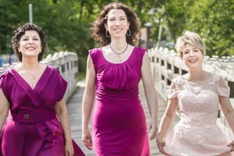 Kammer-Musik-Welten: Neuer Verein startet ambitioniert durch - Das Trio Frauenrausch bestreitet das erste Calliope-Konzert unter dem Dach des Vereins Kammer-Musik-Welten Reichenbach. Frauenrausch, das sind von links: Sarah Stamboltsyan, Nathalie Senf und Jana Büchner - die im Park der Generationen allein für den Fotografen aufgetreten sind. 