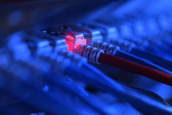 Die Polizei hat Drahtzieher von Cyberangriffen auf Unternehmen identifiziert.