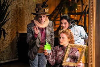 Kammeroper im Chemnitzer „Wunderland“-Club: Hohelieder auf höheren Blödsinn - Alice (Domenice Radlmacher, vorn) im Wunderland beim Hutmacher (Daniel Pastewski) und dem Weißen Kaninchen (Xinmeng Liu).