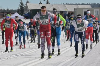 Kammlauf: Das bedeutet die „halbe“ Absage für die Skilangläufer aus dem Erzgebirge und dem Vogtland - Vor einem Jahr war in Mühlleithen erstmals der „Kammlauf light“ ausgetragen worden. Das Foto zeigt den Start der Männer über 10 Kilometer.