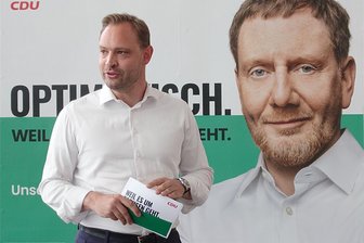 Kampagne zur Landtagswahl: Sachsen-CDU setzt großflächig auf Kretschmer - Schlichtes weißes Hemd und keine Krawatten: So präsentierte Generalsekretär Alexander Dierks am Freitag die Plakate mit dem CDU-Spitzenkandidaten.