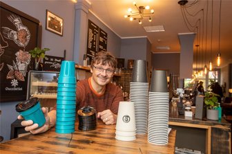 Kampf dem Müll: Plauen führt einheitliches Mehrweg-Pfandsystem ein - doch es gibt einen Haken - Barista Daniel Zeller setzt in seiner Neuen Kaffeerösterei künftig auf Becher, die wiederverwendet werden können (links). Bisher mussten Kunden die Trinkgefäße extra bezahlen.