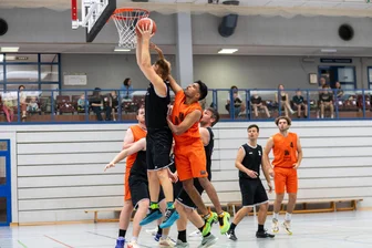 Kampf der Miners nicht belohnt: Freiberger Basketballer kassieren Auftaktpleite - Kleinigkeiten machten im Spiel des ATSV mit Sri Satya Dhulipudi (r.) gegen die Chemnitzer den Unterschied.