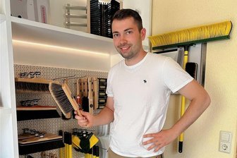 Kampf für die Wernesgrüner Riesenbürste - Florian Braun von der Georgi-Bürstenfabrik präsentiert das kleine Original. Davon entsteht ein XXL-Format.