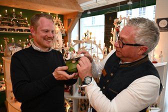Kampf gegen Billigware: Erzgebirge verteidigt seine Handwerkskunst - Verbandschef Frederic Günther (li.) und Jens Kriegel mit einem Picus.