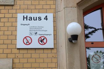 Kampf gegen Corona: Landkreis Zwickau holt Leiharbeiter für das Gesundheitsamt - Eingang zum Gesundheitsamt Zwickau