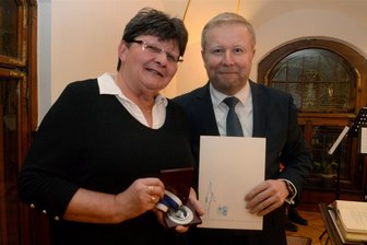 Kampf gegen das Vergessen ist plötzlich topaktuell: Falkenstein ehrt Lehrerin - Martina Wohlgemuth wurde mit der Alfred-Roßner-Medaille von Bürgermeister Marco Siegemund geehrt. Sie engagiert sich gegen das Vergessen. In ihrer Dankesrede erklärte die Lehrerin die Gründe und nahm Bezug auf den aktuellen Krieg in Israel.