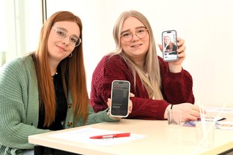 Kampf gegen den Krebs: Erzieher in Rochlitz wollen Viny helfen - Auch Leonie Wittwer (l.) und Melina Winkelmann beteiligten sich am Freitag an der Typisierungsaktion der Euro-Schule in Rochlitz.