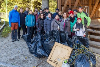 Kampf gegen den Müll: Erstes Cito-Event am Spiegelwald - gemeinsame Aktion mit bitterem Beigeschmack - Das Team des Cito-Events nach zwei Stunden: So viel Müll hatten die Helfer im Spiegelwald rund um den König-Albert-Turm Müll gesammelt. Am Ende waren es 13 schwere Säcke voller Unrat sowie reichlich Metall- und Kabelschrott.