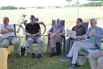 Kampf gegen geplanten Kiesabbau bei Zwickau: Jetzt verklagt der eigene Regionalverband den Freistaat Sachsen - Beim Diskussionsforum am Donnerstagabend in Schneppendorf (v. l.): Sebastian Kropop (Regionalverband), Mario Müller (Beigeordneter des Landrats), Andreas Trautmann (Kreisnaturschutzbeirat), Ulrich Wieland (Grüne Liga) und Volkmar Zschocke (Landtagsabgeordneter Bündnis 90/Grüne).