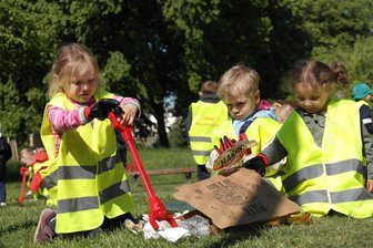 Kampf gegen illegal entsorgten Müll: Geringswalder Kinder räumen auf - Mara, Max und Yuna (v. l.) ärgern sich über Müll am Großteich und räumen auf.