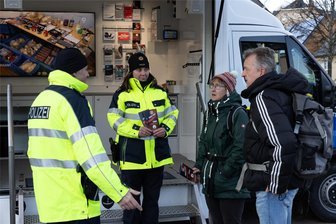 Kampf gegen illegale Böller im Erzgebirge: Tipps der Polizei für ein sicheres Feuerwerk - Polizeioberkommissar Michael Kurschat und Polizeioberkommissarin Constanze Strohm haben in Bärenstein unter anderem mit Uta und Uli Schneider (von links) aus Stuttgart gesprochen. Unterdessen lief im Präventionsmobil der Film, in dem zwei Betroffene erzählen, wie unkontrollierte Pyrotechnik ihr Leben radikal verändert hat.