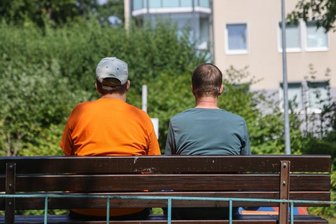 "Kampf mit dem Sozialamt": Darum wurde einem geistig behinderten Mann die Sozialhilfe gekürzt - Vater und Sohn, die anonym bleiben möchten. Seit 22 Jahren leben sie gemeinsam, ohne die Mutter. Der Sohn arbeitet acht Stunden täglich in einer Werkstatt für rund 210 Euro im Monat, der Vater bezieht eine Erwerbsunfähigkeitsrente. 