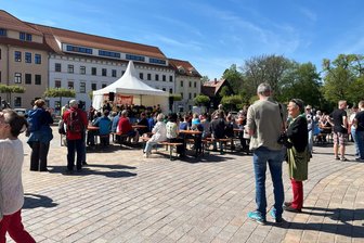 Kampf- oder Feiertag? Was am 1. Mai auf dem Freiberger Schlossplatz los ist - Am 1. Mai 2024 war gut was los auf dem Schlossplatz Freiberg.