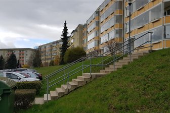 Kampf um Barrierefreiheit in Oelsnitz: Anwohner nach Stadt-Ankündigung skeptisch - Im Oelsnitzer Neubaugebiet gibt es Barrieren für ältere Menschen. Das soll erst in zwei Jahren besser werden.