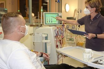 Kampf um Erhalt der Nachtdialyse - Alexander Grünert (im Foto mit Ärztin Heike Martin) kämpft um den Erhalt der Förderung.