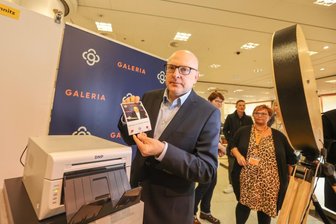Kampf um Erhalt von Galeria Kaufhof in Chemnitz: OB Schulze startet Foto-Aktion - Oberbürgermeister Sven Schulze zeigt Gesicht für den Erhalt des Galeria Kaufhofes in der Chemnitzer Innenstadt. Gemeinsam mit Filialleiter Torsten Dunkelmann, der Betriebsratsvorsitzenden Silke Arnold (rechts) und Verdi-Vertretern eröffnete er die Fotoaktion, bei der jedermann mit seinem Konterfei eine Pinnwand bestücken kann. 