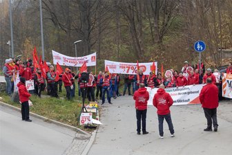 Kampf um mehr Lohn im Erzgebirge: Gießerei-Belegschaft in Annaberg unterstützt Forderungen der IG Metall - Warnstreik bei der Leichtmetallgießerei in Annaberg - gemeinsam mit Beschäftigten der KSG aus Gornsdorf.