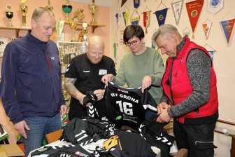 Kampf um Turnhalle: Grünaer erhalten prominente Unterstützung - DDR-Nationalspieler Georg Rothenburger, Toni Fleischer und Fanny Schaal vom HV Grüna sowie Ortsvorsteher Lutz Neubert (von links) wollen im Kampf um die neue Turnhalle nicht aufgeben.
