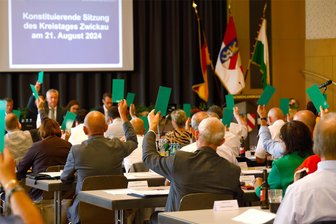 Kampfabstimmung im Kreistag Zwickau: Freie Wähler unterliegen im Kräftemessen mit der AfD - Die erste Sitzung des im Juni neu gewählten Kreistages Zwickau ging am Mittwoch in der Sachsenlandhalle Glauchau über die Bühne. Die mehr als dreistündige Sitzung war ein Wahlmarathon, inhaltliche Themen wurden nicht behandelt.