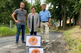 Kampfansage an den Flickenteppich - Sammelboxen auf dem Flickenteppich: Alexander Peuckert, Kerstin Gröbel und Dr. Bernd Findeisen (v. l.) gehören zu den Initiatoren der Bürgerinitiative S 237 in Falkenau. 