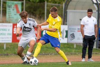 Kampfansage an den Tabellenführer: Der SC Syrau will in der Fußball-Sachsenklasse den nächsten Schritt Richtung Klassenerhalt machen - Syraus Trainer Chris Begerock (rechts) beobachtet einen Zweikampf zwischen seinem Spieler Yannic Freund (links) und dem Mülsener Jonas Beetz.
