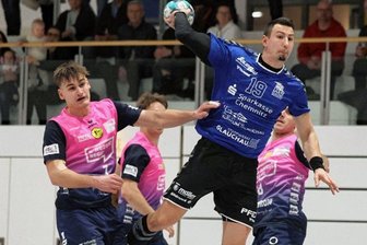 Kampfansage an ein Spitzenteam - Kaum aufzuhalten: HC Spieler Vaclav Klimt (am Ball) erzielte am Samstag 13 Treffer.