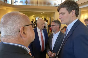 Kampfansage auf Vogtland CDU-Parteitag: „So gewinnen wir auch wieder Wahlen“ - Gast des CDU-Kreisparteitags Vogtland in Oelsnitz - Kultusminister Conrad Clemens (rechts).