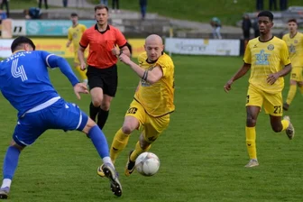 Kampfansage nach dem Abstieg - Jenas Burim Halili (blaue Spielkleidung) versucht hier Aleksandrs Guzlajevs zu stoppen. Für den VfB Auerbach gehen nach der 1:4-Heimniederlage gegen den FC Carl Zeiss die Lichter in der Fußball-Regionalliga aus.