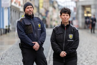 Kampfhunde einziehen und Müllsünder jagen: Auerbacher Ordnungsamt erhält Pfefferspray und neue Aufgaben - Mandy Puff und Frank Berndt gehen für das Auerbacher Ordnungsamt auf Streife. Ihre Aufgaben sind vielfällig. Wichtig ist: die Auerbacher sollen sich sicherer fühlen.