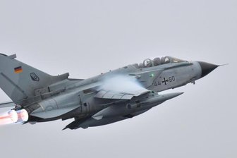 Kampfjets über Westsachsen: Warum die Bundeswehr Übungen nur schwer ankündigen kann - Nach Anwohnerbeschwerden aus Mülsen über Kampfjets, die Dienstagnachmittag lärmend Westsachsen überflogen haben sollen, hat sich die Bundestagsabgeordnete Sabine Zimmermann (Die Linke) an Bundesverteidigungsministerin Annegret Kramp-Karrenbauer (CDU) gewandt.