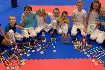 Kampfkünstler im Aufwind - Stolz präsentieren Tilmann Voigt, Endre Gombos-Vajna, Ronja Schlegel, Nina Friedel, Leni Keller, Hanna Keller, Moritz Friedel, Mathilde Woldt, Mia Arnold und Johanna Voigt (von links) die Trophäen, die sie in den vergangenen Wochen für den Goju-Kai Amtsberg erkämpft haben.