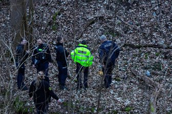 Kampfmittel-Experten rücken in Bernsdorf an: Liegt da eine Panzermine im Laub? - Wegen der Nähe zur Bahnlinie wurde außer der Polizei auch die Bundespolizei alarmiert.