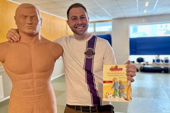 Kampfsport trifft Selbstschutz: Der neueste Streich der BSG Wismut Aue aus dem Erzgebirge - Thomas Lieberwirth, hier mit Sparringspuppe Kai-Uwe, betreibt Kampfsport seit Kindesbeinen an. Sein Wissen, auch um das Thema Selbstschutz, gibt der 34-Jährige nun unterm Dach der BSG Wismut Aue weiter.