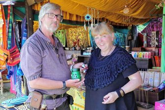 Kampftruppe lässt in Bärenstein Schwerter sprechen - Astrid und Frank Saupe verkauften Duftendes zu den Mittsommernächten in Bärenstein.