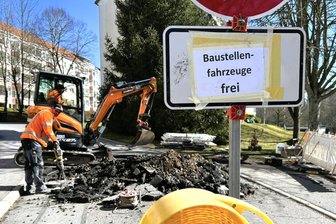 Kanalarbeiten: Vollsperrung im Oederaner Neubaugebiet - Im Neubaugebiet von Oederan repariert ein Bauunternehmen aus Bockendorf den Kanal.