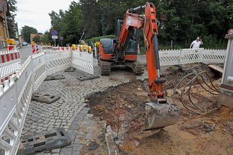 Kanalbau in Meerane: Nächste Etappe beginnt - Ein wichtiges Bauprojekt in Meerane wird fortgesetzt: An der Crotenlaider Straße haben die Verlegung von Medienleitungen und das Anlegen von Zufahrten für Baufahrzeuge begonnen. Damit werden die Voraussetzungen für den Bau eines Hauptsammlers geschaffen. Die Kosten für den Bauabschnitt, der in Angriff genommen wird, belaufen sich auf 776.500 Euro. Der Stadtrat hat den Auftrag an eine Baufirma aus Meerane vergeben. Deren Mitarbeiter sollen den Hauptsammler entlang der Crotenlaider Straße 24 bis 53 und den Stauraumkanal im Posernweg verlegen. Als Ziel wird die Fertigstellung bis Ende 2021 genannt. Die Erschließung in der Crotenlaide läuft seit Längerem. 2018 wurde der Finanzbedarf auf rund13 Millionen Euro beziffert. Durch die Investitionen soll das Abwasser im Meeraner Norden künftig durch die Kanäle und nicht mehr durch den Meerchenbach in die Kläranlage fließen.hof