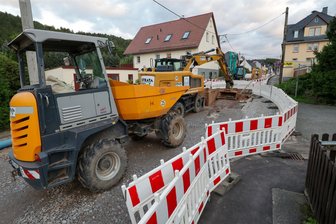 Kanalbau in Rödlitz: Gefährden Sperrungen Menschenleben? - Außer den Absperrungen blockierten am Wochenende zusätzlich Baufahrzeuge die Einfahrt in den Flurweg (rechts). Damit sei ein offener Kanal abgesichert worden, sagt die Baufirma.