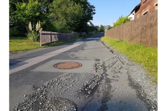 Kanalbau oder nicht? Wie eine vogtländische Nebenstraße zur Herausforderung wird - Ein „normaler" Anblick auch nach kurzen Starkregenepisoden.