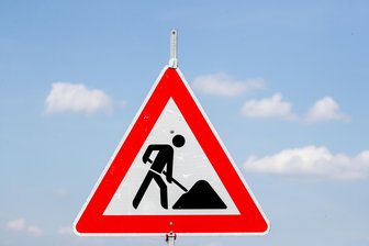 Kanaldeckel auf Crimmitschauer Straße werden repariert -