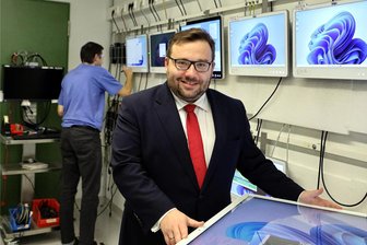 Kandidat für den Unternehmerpreis: Thomas Wollesky sorgt dafür, dass der Computer im OP-Saal zuverlässig läuft - Thomas Wollesky besetzt mit seiner Firma ACL eine lukrative Nische in der Medizintechnik .