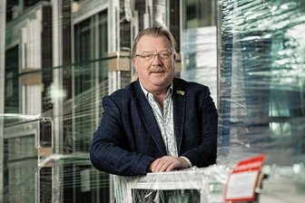 Kandidat für den Wettbewerb "Sachsens Unternehmer des Jahres": Ein Fensterbauer, der aus dem Rahmen fällt - Bei Lutz Hiller, Chef der Meissner Fenstertechnik GmbH in Niederau, glänzt nicht nur die Verpackung.