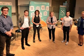 Kandidaten diskutieren im Fernsehstudio - 