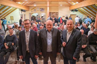 Kandidaten-Duell in Muldenhammer: So haben sich die Bewerber ums Bürgermeisteramt geschlagen - Die beiden Bürgermeisterkandidaten Philipp Sandner (links) und Wolfgang Schädlich (Mitte) mit Freie Presse-Redakteur Thorald Meisel beim Freie Presse-Forum im Sportlerheim Hammerbrücke.