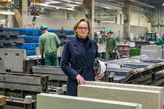 Kandidatin für den Unternehmerpreis: Die Chefin der Betonwerker-Familie - Setzt auf solides und kontinuierliches Wachstum des Geschäfts mit Betonfertigteilen: Annegret Haas, Geschäftsführerin der Railbeton Haas GmbH.
