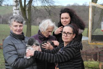 Kaninchen und Teamgeist bringen Glück in die Seniorenresidenz Zettlitz - Seit Kurzem bereichern Kaninchen die Tagesabläufe der Seniorenresidenz. Im Bild (v. l.): Ramona Zyma, Lisa Spanner, Chefin Odette Sehrer und Jana Grasselt.