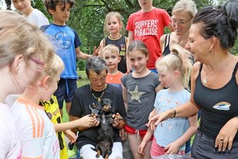 Kaninchendackeldame Trixi lockt Kinder aus der Reserve - Sie wollten alle streicheln und an der Leine führen: Trixi blieb trotz des Trubels gelassen.