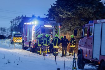 Kaninchenstall brennt in Callenberg: Was mit den Langohren passiert ist - Feuerwehr und Polizei waren am Montagfrüh in Callenberg im Einsatz.
