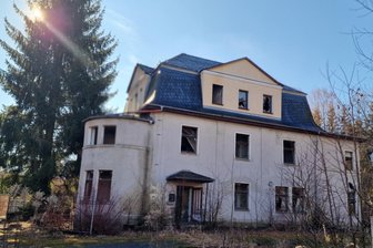 Kann aus Kinderheim-Brache ein Hotel zur Gartenschau im Göltzschtal werden? - Das Kinderheim wird seit 2002 nicht mehr genutzt. Seit 2005/06 besitzt es ein Baden-Württemberger. Die Stadt will das Haus abreißen, der Eigentümer wehrt sich vor Gericht dagegen.